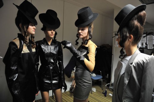 דוגמניות עם שטריימל ופאות בשבוע האופנה של מוסקבה