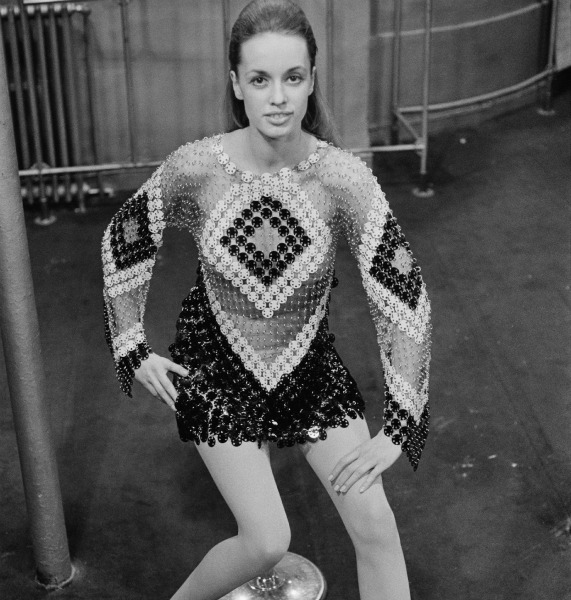 שמלה מפלסטיק שקוף של פאקו ראבן, 1969 | צילום: גטי אימג'ס