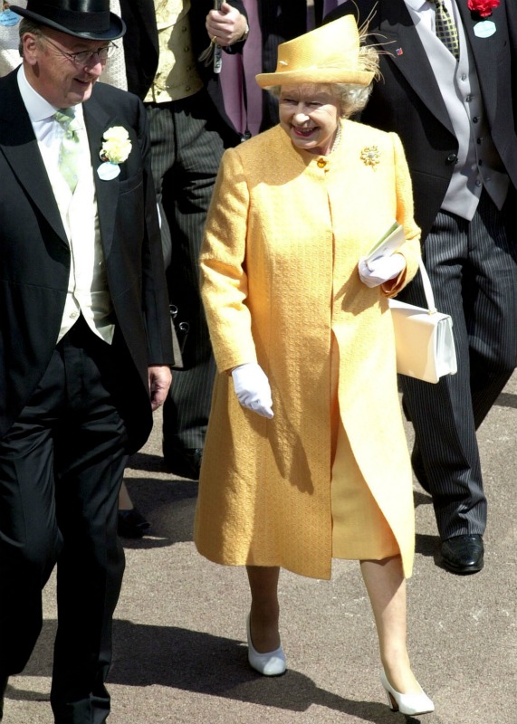 2001 ‫-‬ צהוב, אחד מהצבעים האהובים על אליזבת' ה-2 | צילום: גטי אימג'ס