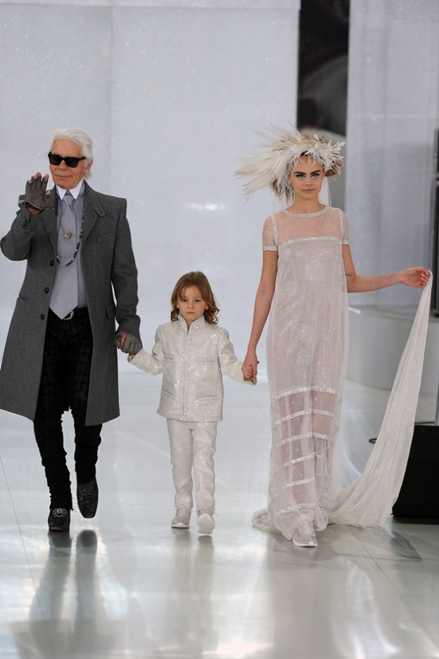 צועד לצד דוד קארל וקארה דלווין בתצוגת האופנה של שאנל (צילום: גטי אימג'ס)