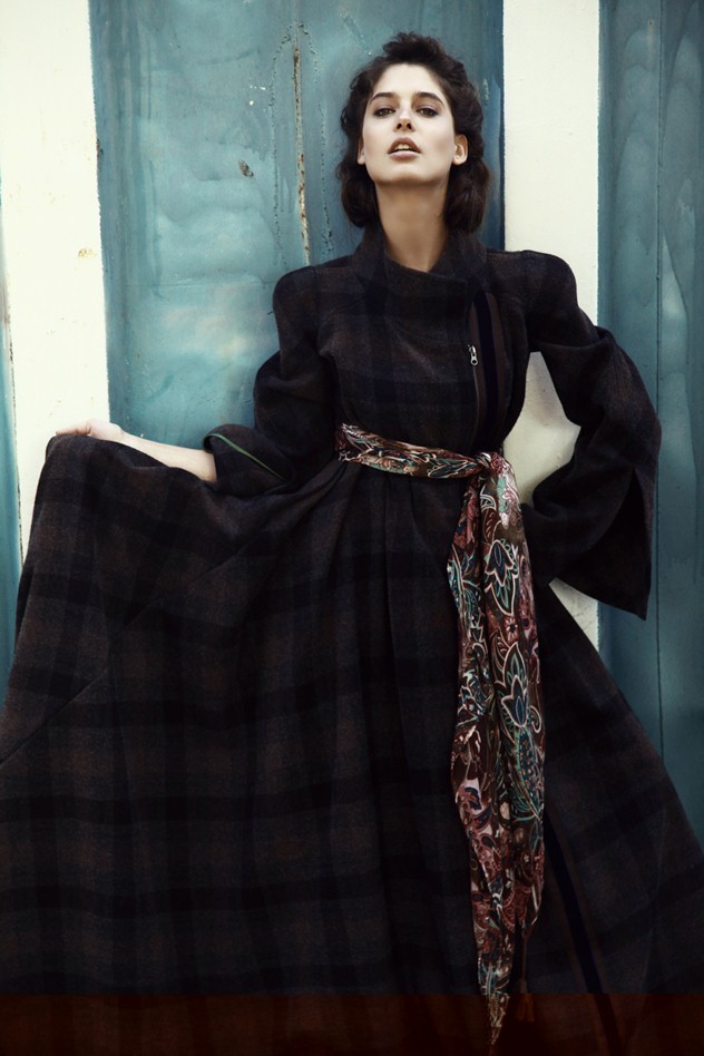 שמלה/מעיל: רזיאלה, צעיף:  H&M (צילום: טל עבודי)