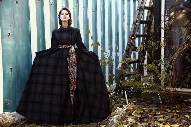 שמלה/מעיל: רזיאלה, צעיף:  H&M (צילום: טל עבודי)