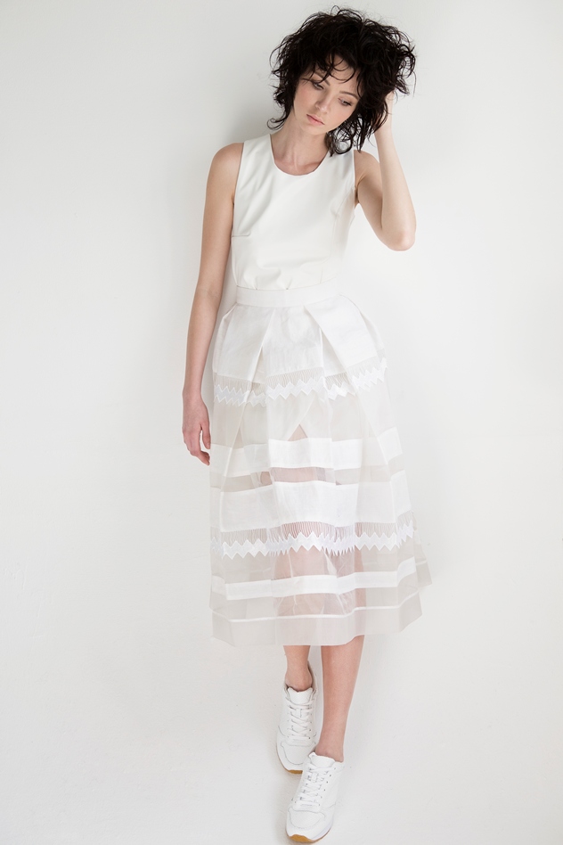 שמלה: LIAH, חצאית: רזיאלה, סניקרס: H&M (צילום: לופו שרבן)