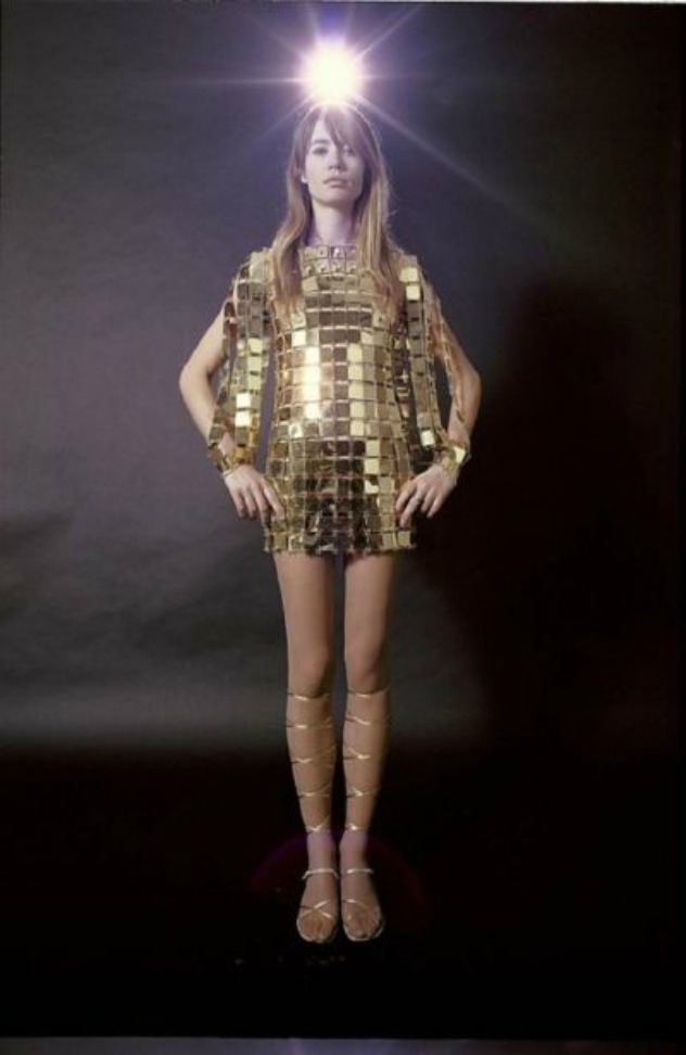 הזמרת פרנסואז הארדי בשמלה וסנדלים של פאקו רבאן, סוף שנות השישים
