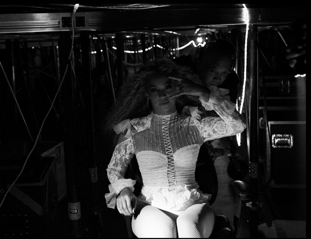ביונסה לובשת ענבל דרור. הכי מחליפה בין אאוטפיטים (צילום: Beyonce.com)
