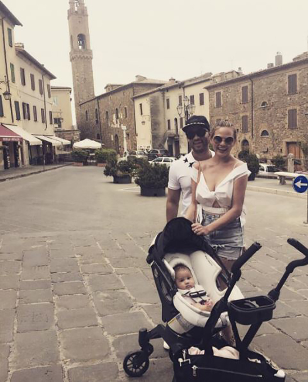 ג'ון לג'נד וכריסטי טיגן עם הבת באיטליה. חמודים ממש (צילום: אינסטגרם chrissyteigen)