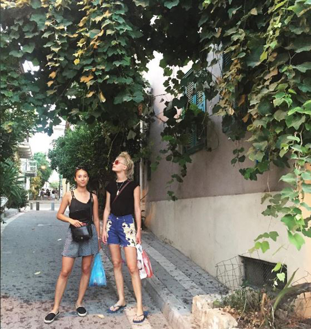 עם חברה ברחובות תל אביב (צילום: אינסטגרם frederikkesofie)