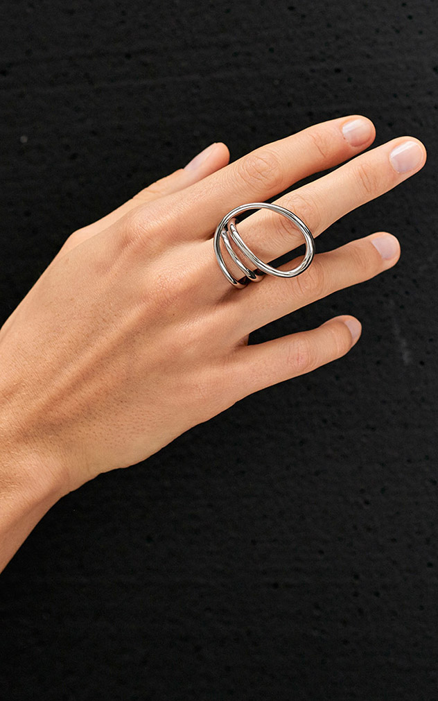 כמו פסל. טבעת כסף של המעצבת שרלוט שסנה (צילום: מודה אופרנדי)