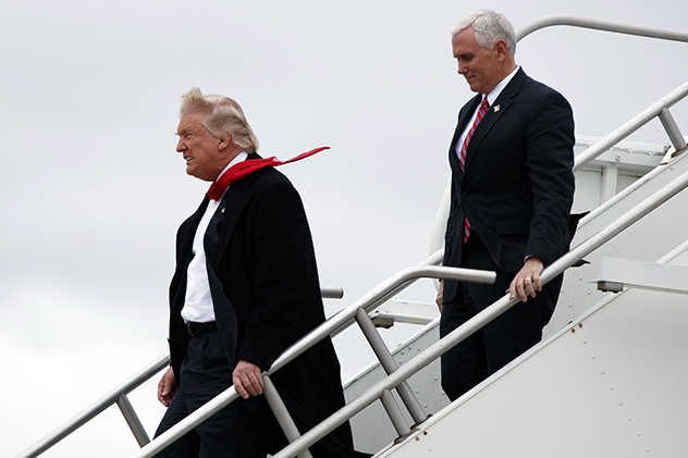 הרוח חזקה, העניבה לא עומדת בזה. דונלד טראמפ ותמונה ששווה אלף מילים (צילום: AP)