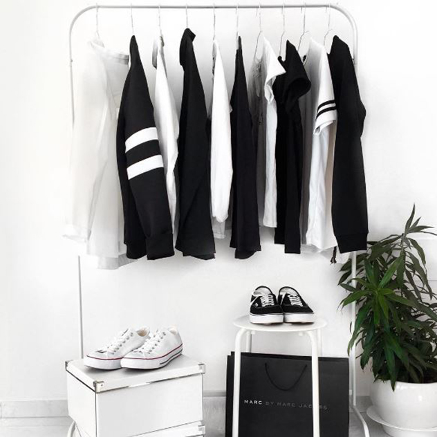 חובב בגדים בשחור ולבן (צילום: אינסטגרם MOANESMM)