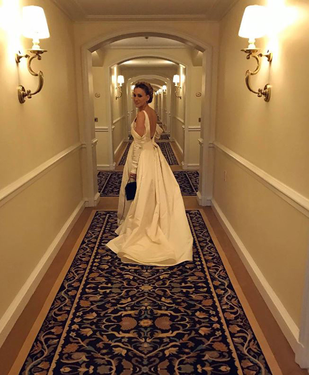 שרה ג'סיקה פרקר יוצאת מהמלון (צילום: אינסטגרם)