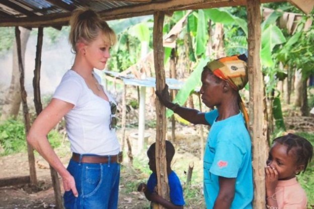 היא גם מתנדבת בהאיטי באופן קבוע (צילום: אינסטגרם melanie_griffith57)