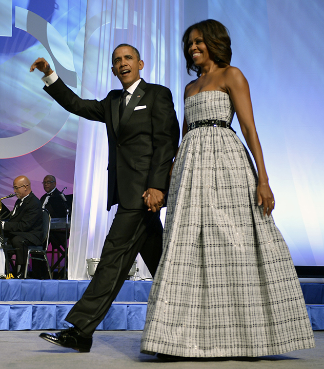 חובבת סטרפלסים ידועה. בשמלה אנונימית וחגורה של ג'יי קרו, 2013 (צילום: גטי אימג'ס)