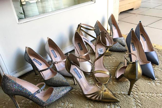 שרה ג'סיקה פרקר מציגה את התלבטות הנעליים שלה (צילום: אינסטגרם)