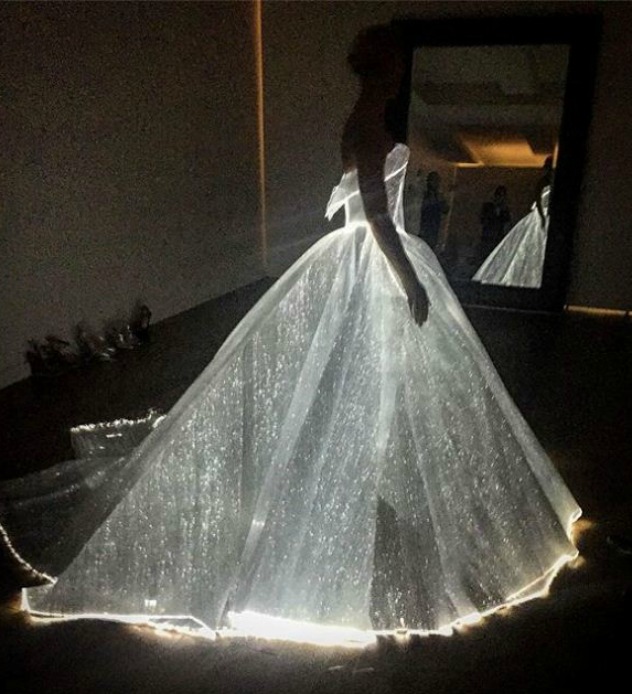 זו ההשראה. שמלת המט גאלה של קלייר דיינס (צילום: אינסטגרם zacpozen)