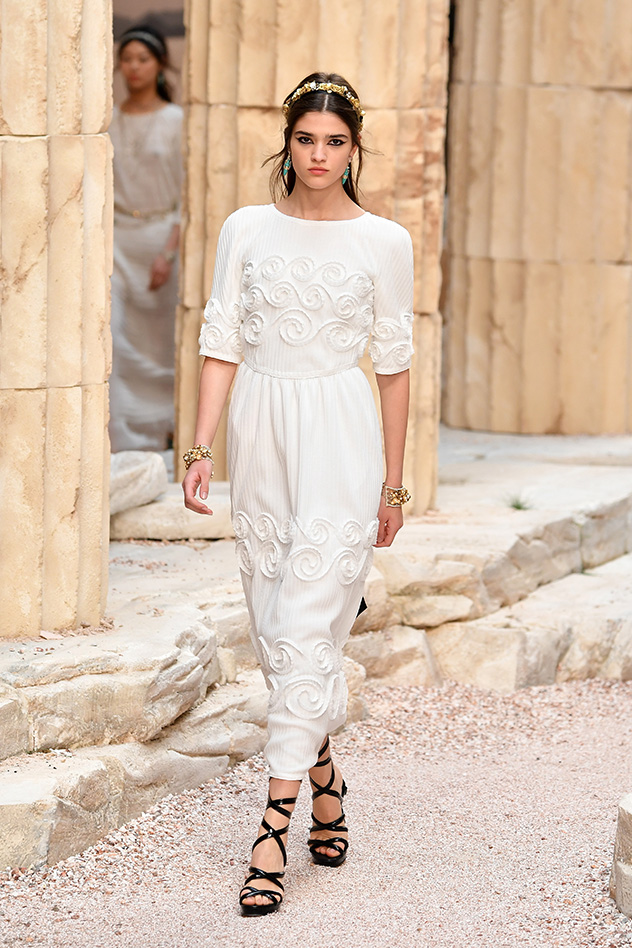 יש טרנד כזה של חתונות ביוון. זו השמלה המושלמת לכך (צילום:  Pascal Le Segretain/Getty Images)