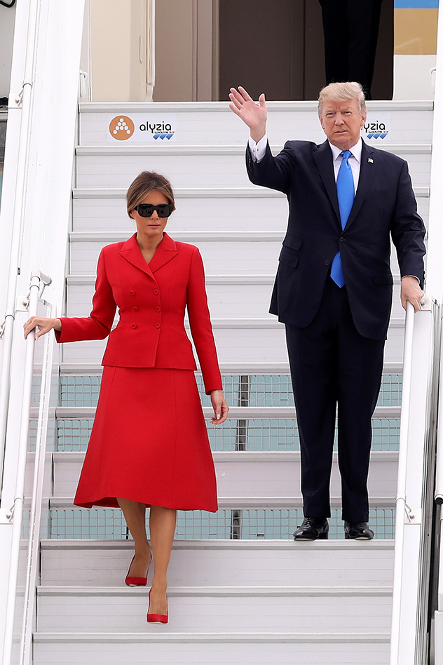ככה נוחתים בפריז. מלניה ודונלד טראמפ מגיעים לנמל התעופה אורלי (צילום: Pierre Suu/Getty Images)