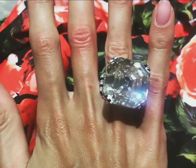 הטבעת אירוסין. 36 מיליון שקלים והיא שלכם (צילום: אינסטגרם ksenia_tsaritsina)
