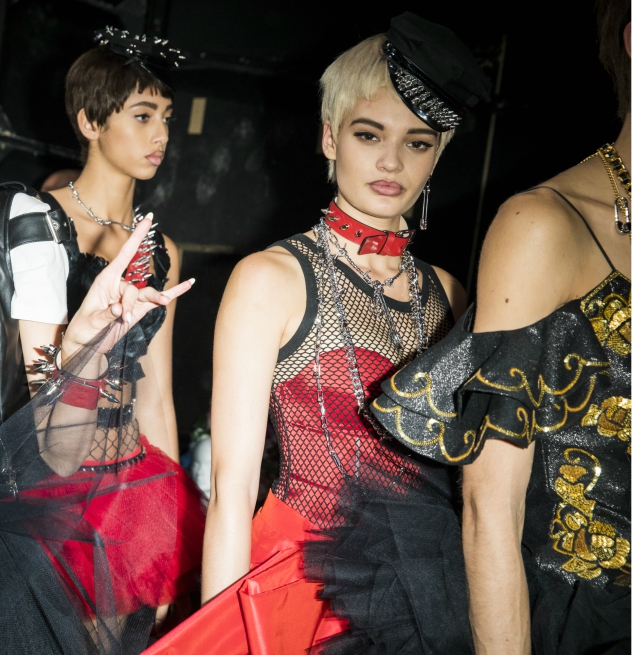 כמו זיקית. קיילי בתצוגה של מוסקינו בשבוע האופנה האחרון במילנו (צילום: Tristan Fewings; Getty Images)