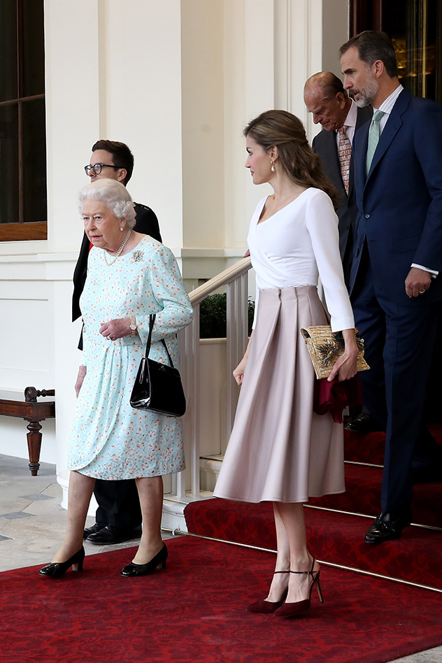 כשהיא פוגשת את מלכת אנגליה היא מרימה למותג האנגלי טופשופ (צילום: Jackson Chris  לגטי אימג'ס)