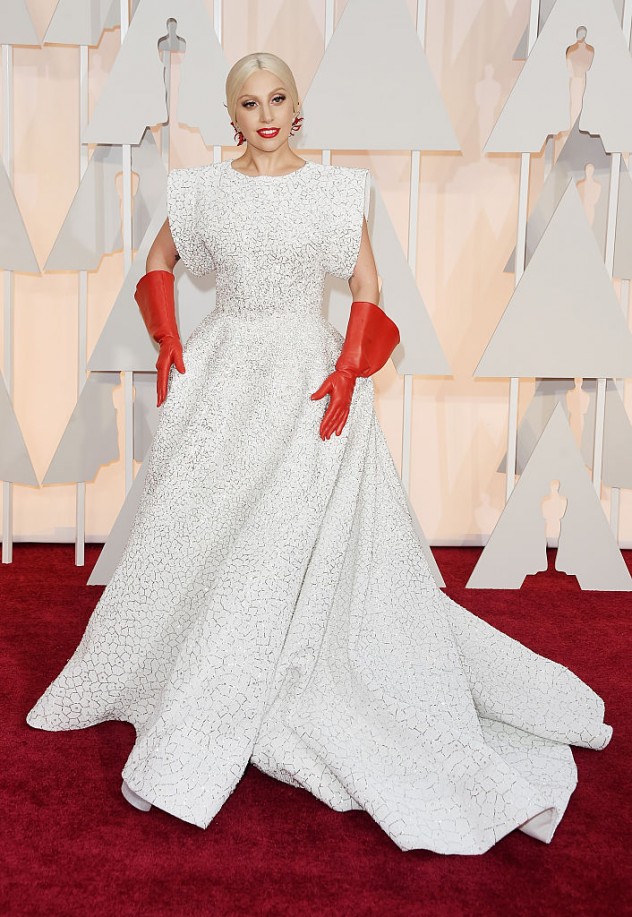 ליידי גאגא באוסקר 2015 בשמלה של אלאייה (צילום: Getty Images)