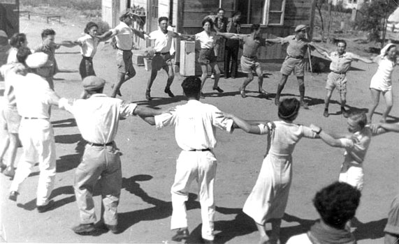 רוקדים הורה בקיבוץ עין השופט, 1937