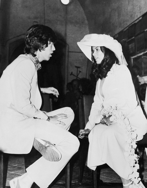 האישה הראשונה של האבו המתגלגלת. ביאנקה ומיק ג'אגר בחתונה שלהם ב- 1971 (צילום: גטי אימג'ס)