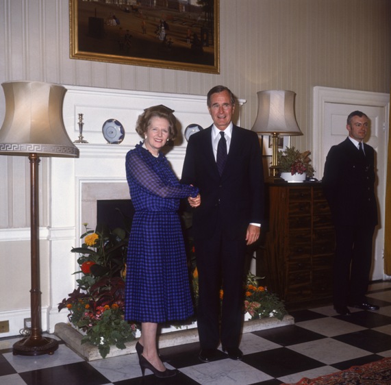 ראש ממשלת בריטניה מרגרט תאצ'ר עם סגן נשיא ארה"ב ג'ורג' בוש 1985 | צילום: גטי אימג'ס