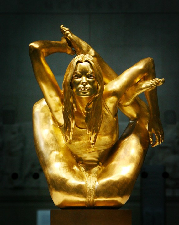 פסל זהב של קייט מוס במוזיאון הבריטי |צילום: גטי אימג'ס