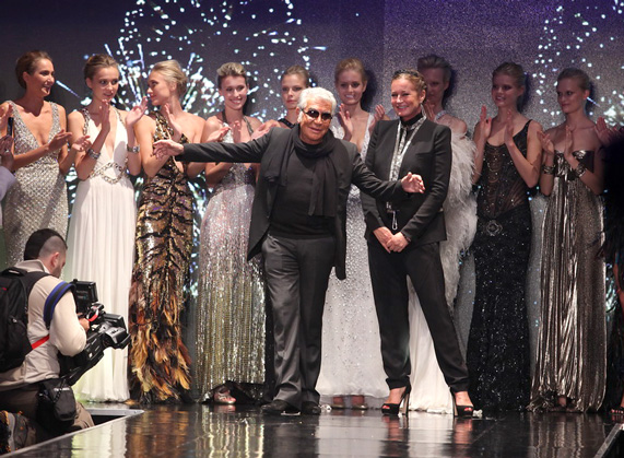 רוברטו קוואלי בסיום תצוגת האופנה בשבוע האופנה בתל אביב | צילום: ראובן שניידר