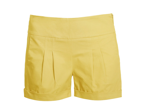 מכנסיים קצרים צהובים של עלמה