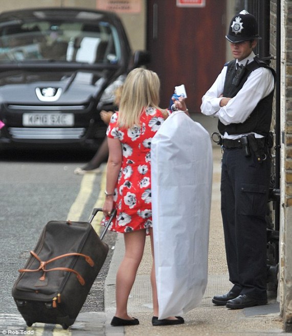 אשת השיער והאיפור מגיעה לבית החולים עם השמלה המדוברת (צילום: מתוך אתר דיילי מייל)