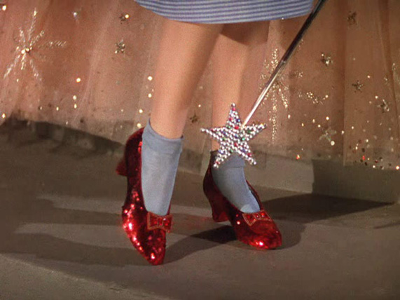 הנעליים האדומות הנוצצות של דורות'י ב"קוסם מארץ עוץ" | צילום מסך