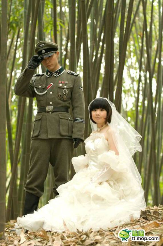 גם בחתונה בוחרים במדים של נאצים (צילום: טאמבלר)