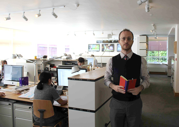 נמרוד קמר מבקר במשרדי המגזין "מונוקל"