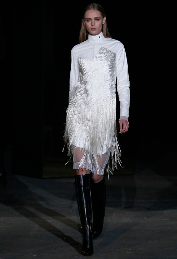 פרנזים בתצוגה של אלכסנדר וונג בשבוע האופנה בניו יורק | צילום: גטי אימג'ס
