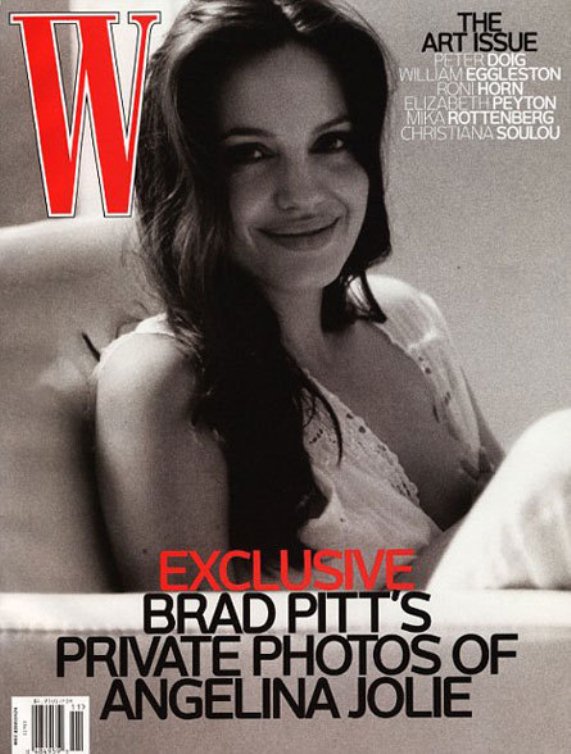 אנג'לינה ג'ולי מניקה על שער מגזין "W" כבר ב- 2008 (צילום: מתוך המגזין)