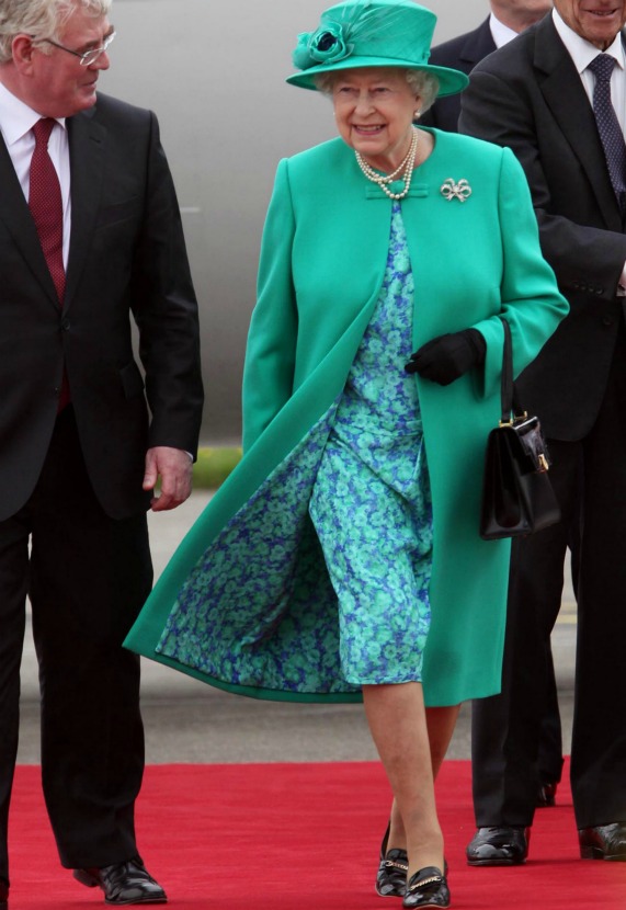 בטנת המעיל זהה לשמלה. המלכה שוברת שיאים | צילום: גטי אימג'ס