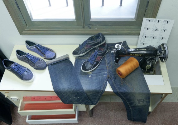 טיפול חינם בג'ינס | דנים סטורי במתחם התחנה | צילום: אסף רייז