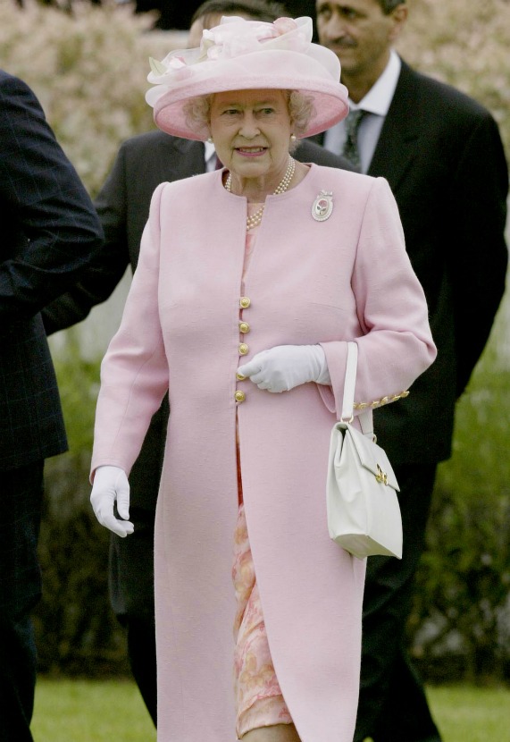 המלכה ידעה לפני כולם על טרנד צבעי הגלידה - 2003 | צילום: גטי אימג'ס