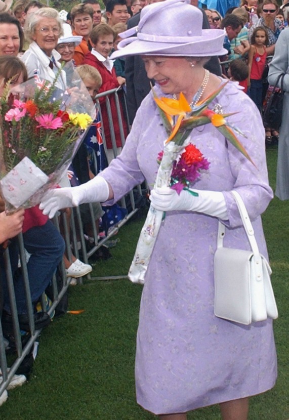 שלא יבלבלו אתכם הפרחים, המלכה לובשת רק סגול בהיר | צילום: גטי אימג'ס