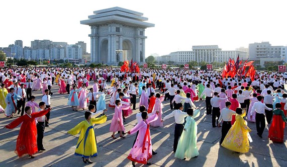 התלבושות המסורתיות של צפון קוריאה (צילום: גטי אימג'ס)