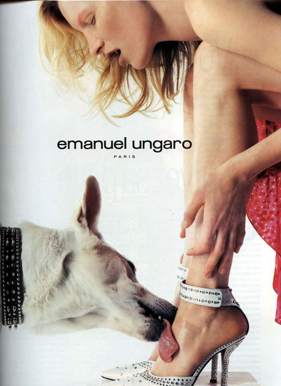 מודעת פרסומת של נעליים של עמנואל אונגרו, 2000
