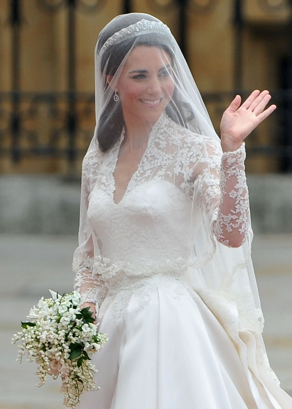 קייט מידלטון בשמלה של שרה ברטון לאלכסנדר מקווין בחתונה המלכותית | צילום: גטי אימג'ס