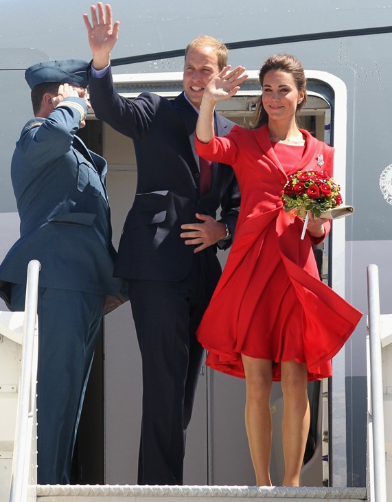 קייט מידלטון בשמלה אדומה והנסיך ויליאם בסוף הביקור בקנדה