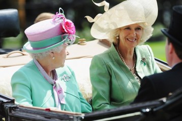 המלכה עם כלתה קמילה, יצאו ממש סולדיות יחסית (צילום: גטי אימג'ס)