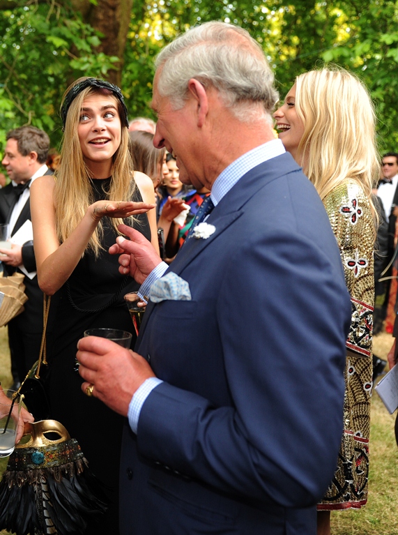עושה צחוקים עם האיש הכי לא מצחיק בעולם, הנסיך צ'ארלס (צילום: גטי אימג'ס)