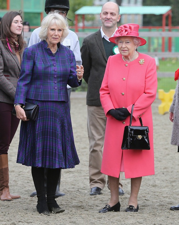 המלכה בורוד עם התיק המדובר לצד קמילה (צילום: גטי אימג'ס)