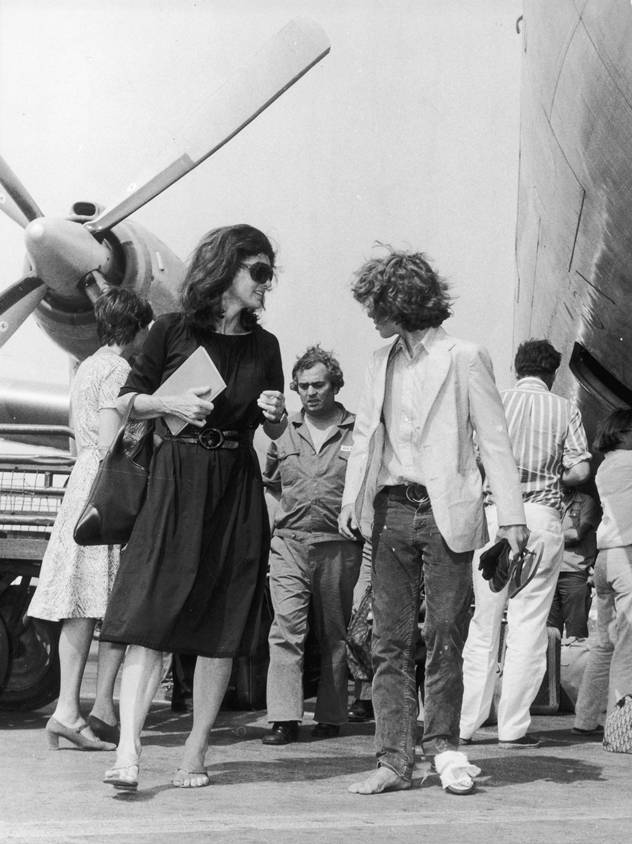 ג'קי אונסיס עם ג'ון קנדי ג'וניור ב- 1975. אם לה לא יהיה תיק על שמה אז למי כן (צילום: גטי אימג'ס)