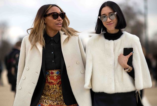 אווה צ'ן ושיאוונה טרויני, עורכות אופנה מקפידות על משקפי שמש גם בקור. מחוץ לשבוע האופנה בפריז